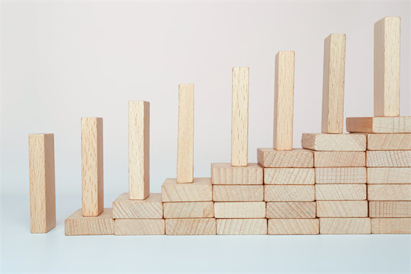 精心制定經(jīng)營(yíng)策略，確保企業(yè)穩(wěn)健發(fā)展，實(shí)現(xiàn)長(zhǎng)期盈利