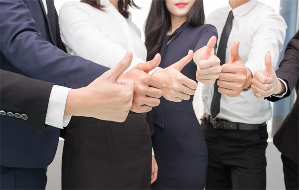 在企業(yè)管理中，專權(quán)式和民主式管理各有哪些優(yōu)缺點？