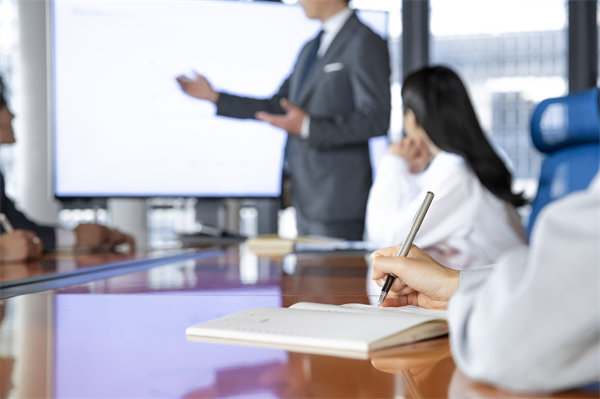 如何保證企業(yè)的年度工作方向與經(jīng)營(yíng)目標(biāo)保持一致？
