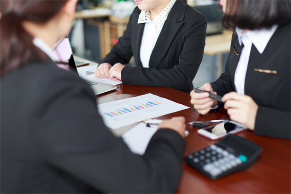 初創(chuàng)企業(yè)如何設(shè)定合理的薪酬策略吸引人才？