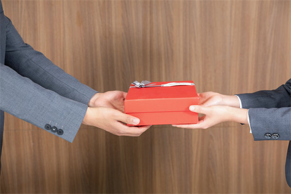 市場競爭激烈，如何制定薪酬策略以吸引并留住人才？