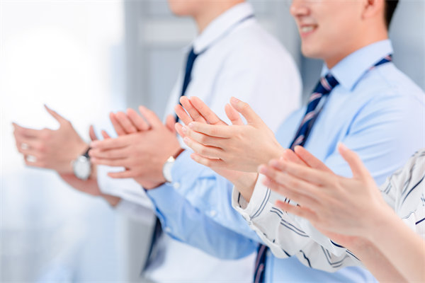 面對(duì)人才流失問題，企業(yè)應(yīng)如何改進(jìn)人力資源策略？