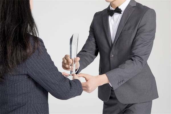 績(jī)效管理中，如何激勵(lì)優(yōu)秀員工，又幫助其提升？