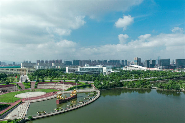 南昌戰(zhàn)略咨詢公司如何為企業(yè)定制長遠(yuǎn)發(fā)展規(guī)劃？