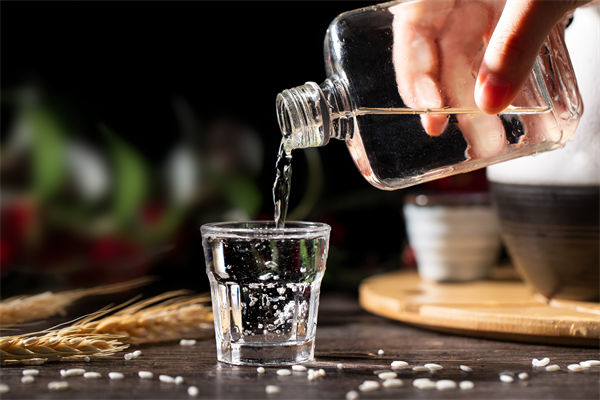 白酒遇冷，集體“降度”，關聯(lián)企業(yè)有何營銷啟示？